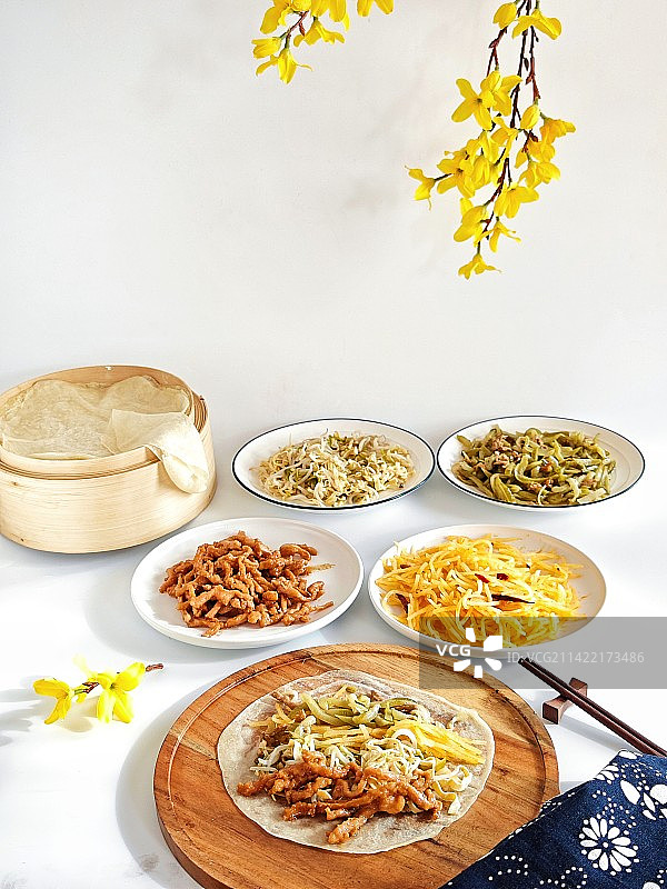 立春咬春一一吃春饼图片素材