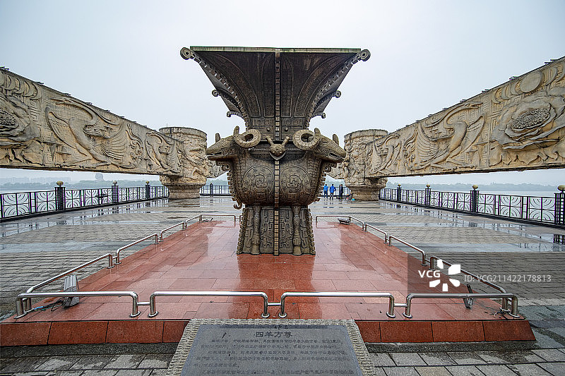 中国现存商朝晚期青铜礼器四羊方尊图片素材