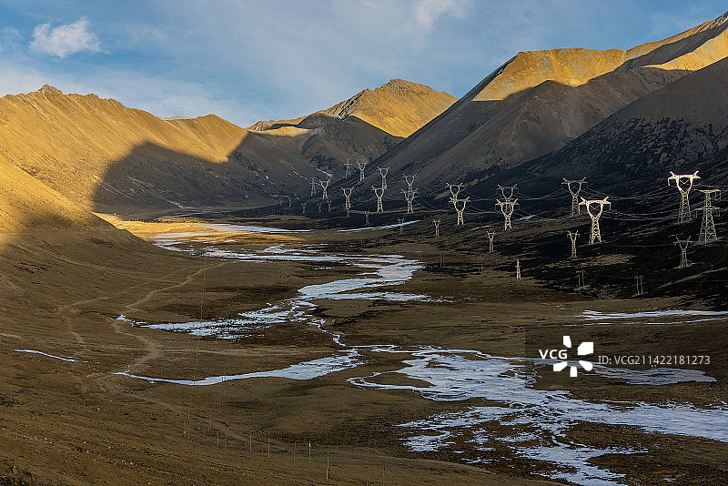 318国道东达山垭口图片素材