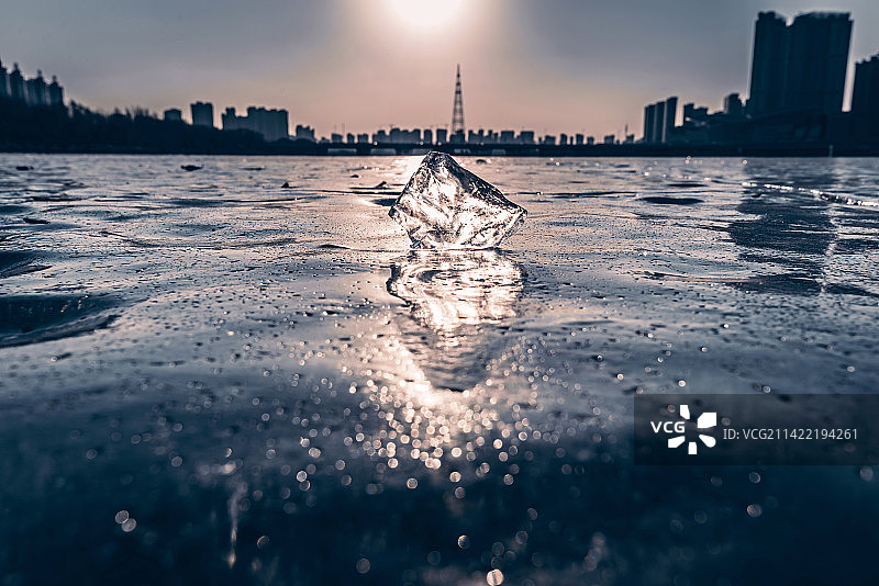 辽宁省沈阳市冰冻的浑河和远处城市天际线图片素材