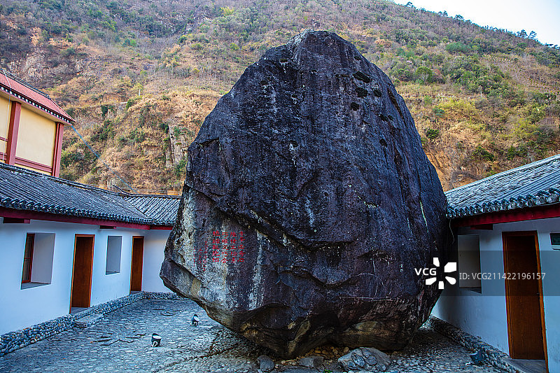 云南省怒江州福贡县飞来石图片素材