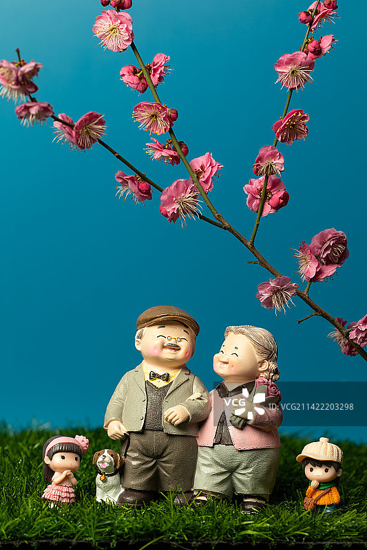 微缩创意：老夫妻带孙子孙女与宠物一起赏花图片素材