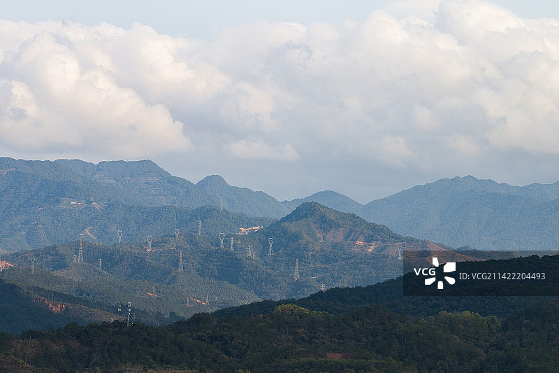 山坡上架设的高压输电线路图片素材