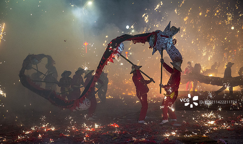 祥龙狂舞闹元宵图片素材