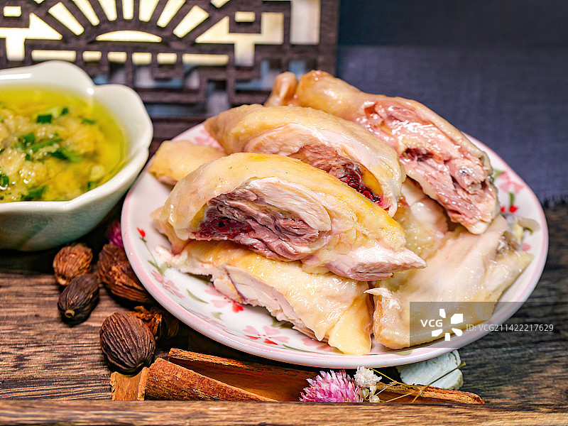 广式白切鸡传统广府名点隔水蒸鸡药膳熬制清平鸡肉质嫩滑多汁姜葱佐料汉族民间广东岭南下酒菜白斩鸡味道鲜美图片素材