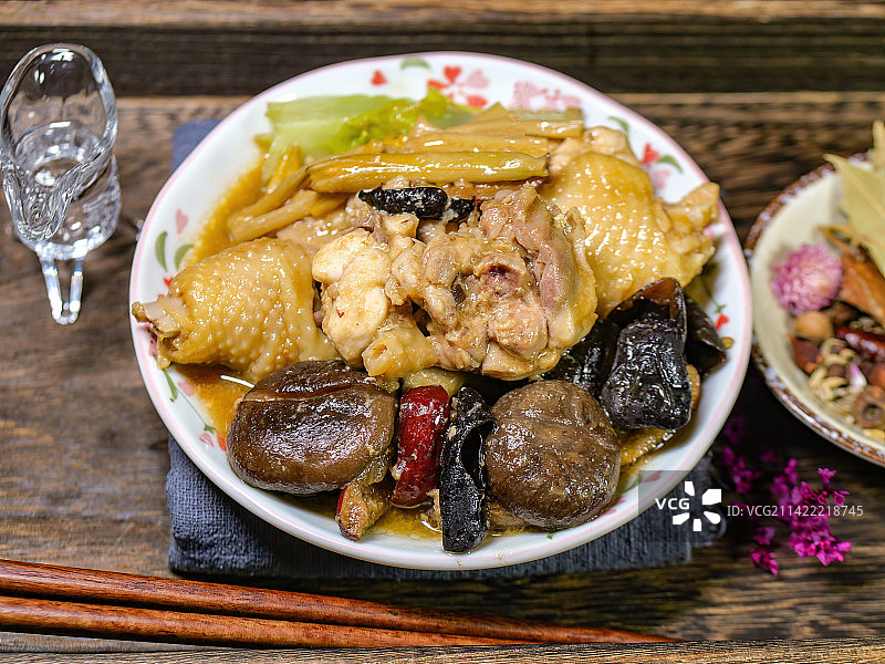 传统粤菜花菇红枣金针云耳清炖走地鸡经典家常菜系蒸煮土鸡食品广府岭南家乡菜枸杞和红枣混合清甜可口嫩滑图片素材