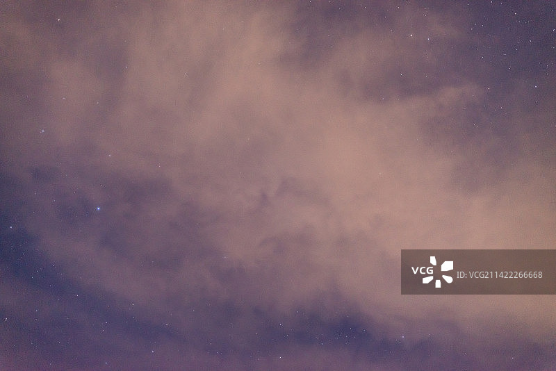 天空中云和星星的低角度视图图片素材