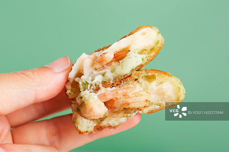 浅底上的鳕鱼鲜虾饼图片素材