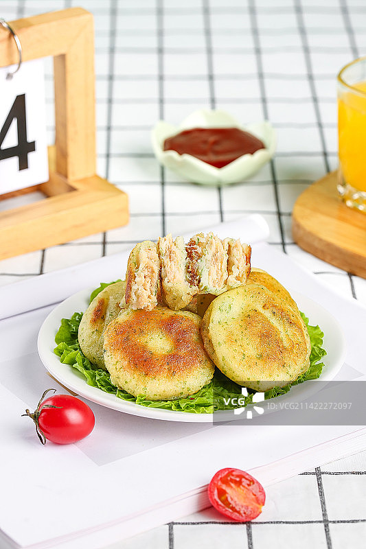 浅底上的鳕鱼鲜虾饼图片素材