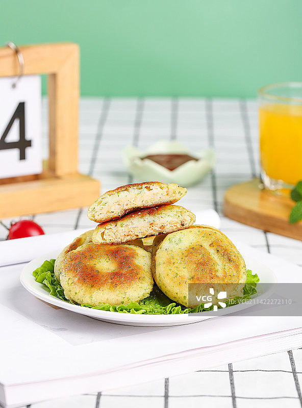浅底上的鳕鱼鲜虾饼图片素材