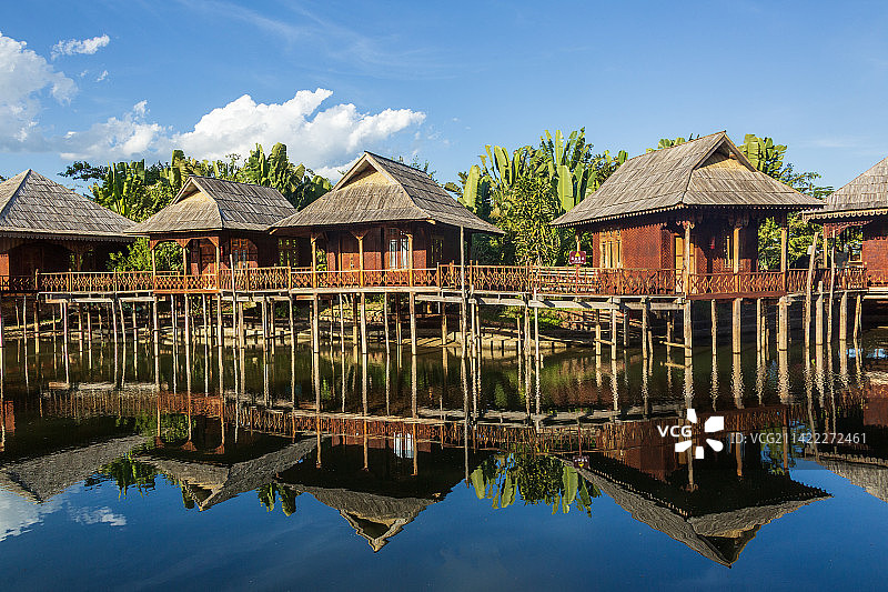 中缅边境水中的吊脚楼图片素材