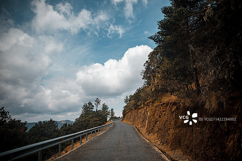 中国四川凉山州山路的风光图片素材
