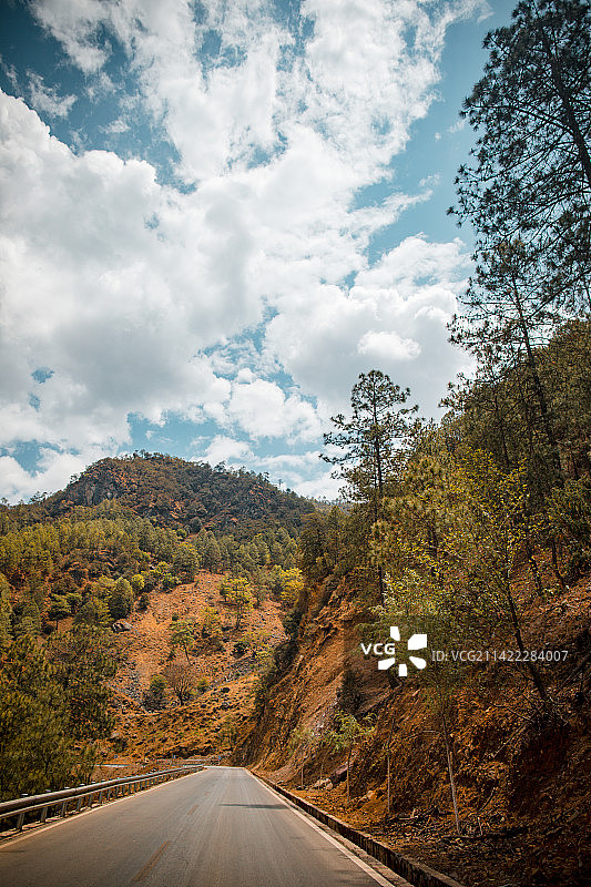 中国四川凉山州山路的风光图片素材