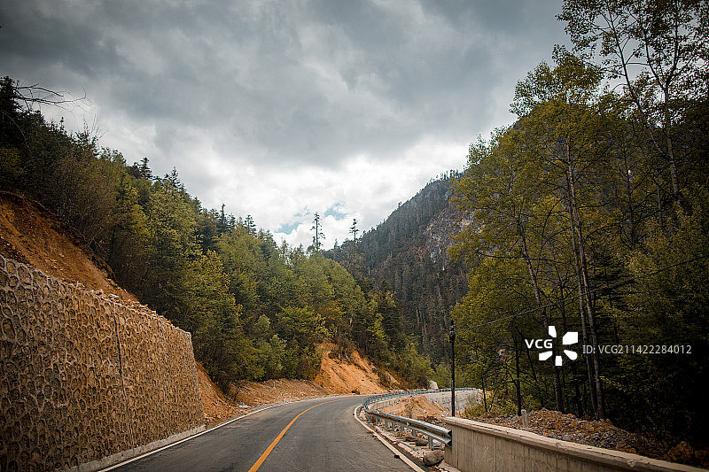 中国四川凉山州山路的风光图片素材