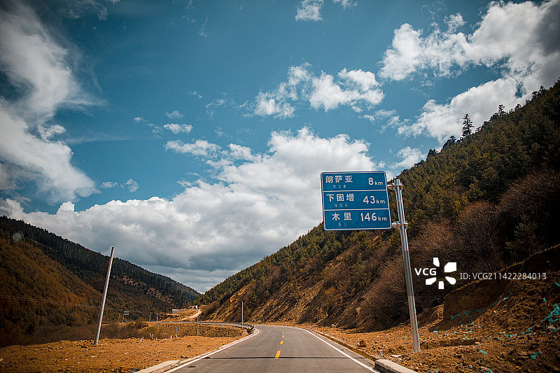 中国四川凉山州山路的风光图片素材