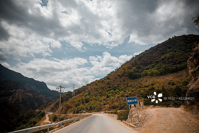 中国四川凉山州山路的风光图片素材