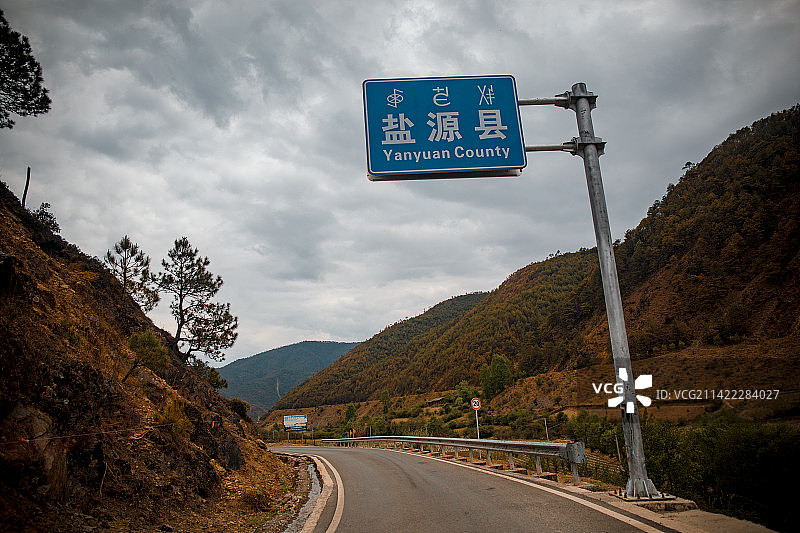 中国四川凉山州山路的风光图片素材