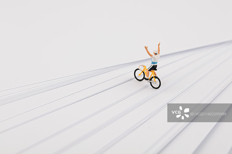 微缩世界努力前进骑行白纸阶梯图片素材