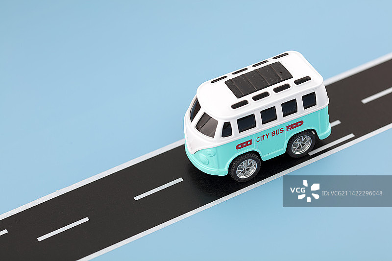 公路上行驶的公交车图片素材
