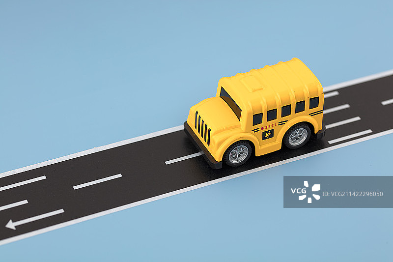 校车模型行驶在公路上图片素材