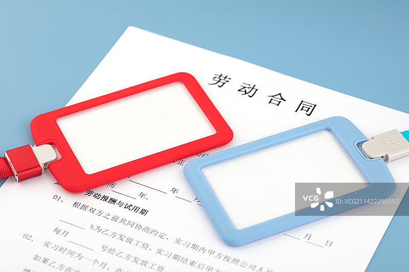 纸质劳动合同和员工工牌图片素材