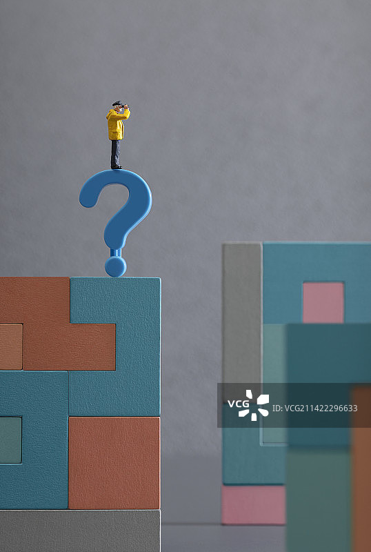 微缩创意站在抽象方块上的问号看向远方的人图片素材