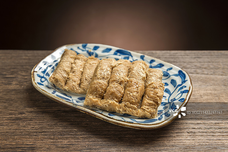 一盘花生酥糖摆放在桌面上特写图片素材