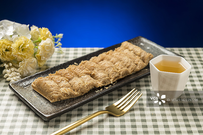 一盘花生酥糖摆放在桌面上特写图片素材