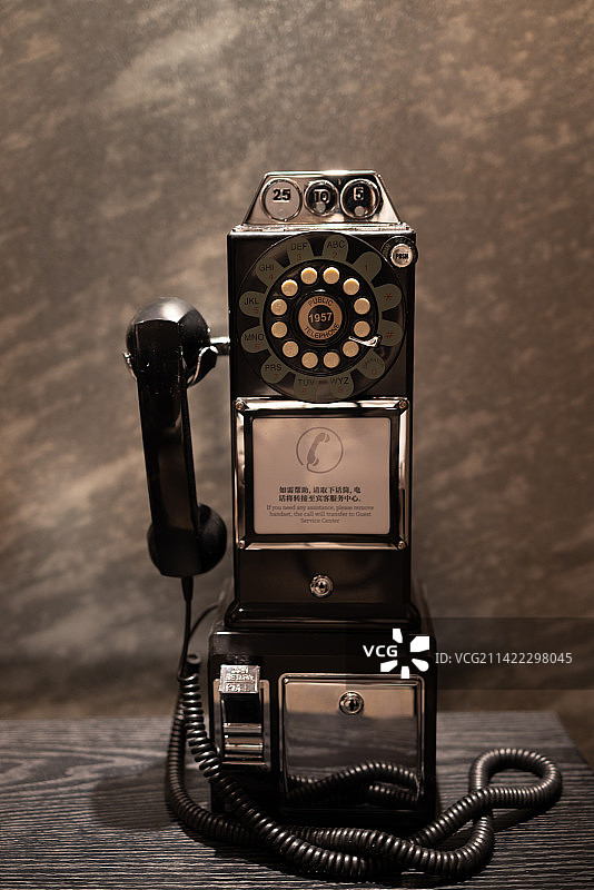 桌上老式电话的特写镜头图片素材