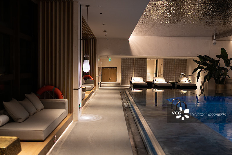豪华酒店室内游泳池图片素材