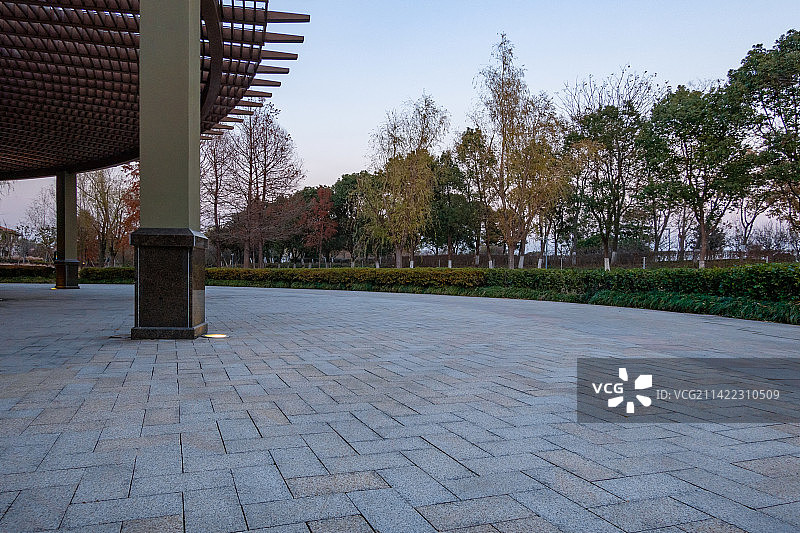 现代城市特色建筑与砖地广场背景图图片素材