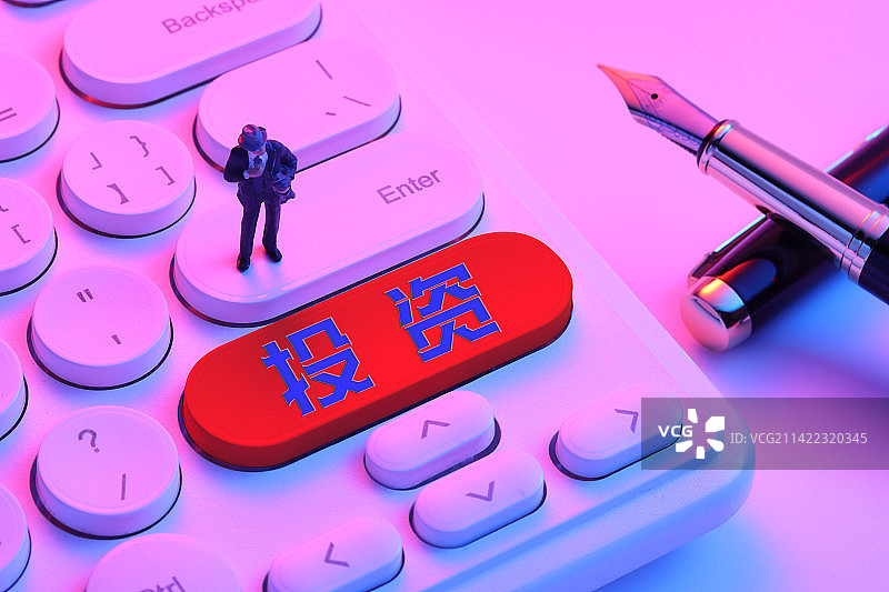 微缩小人站在键盘上，键盘写着投资图片素材