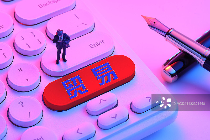 微缩小人站在键盘上，键盘写着贸易图片素材