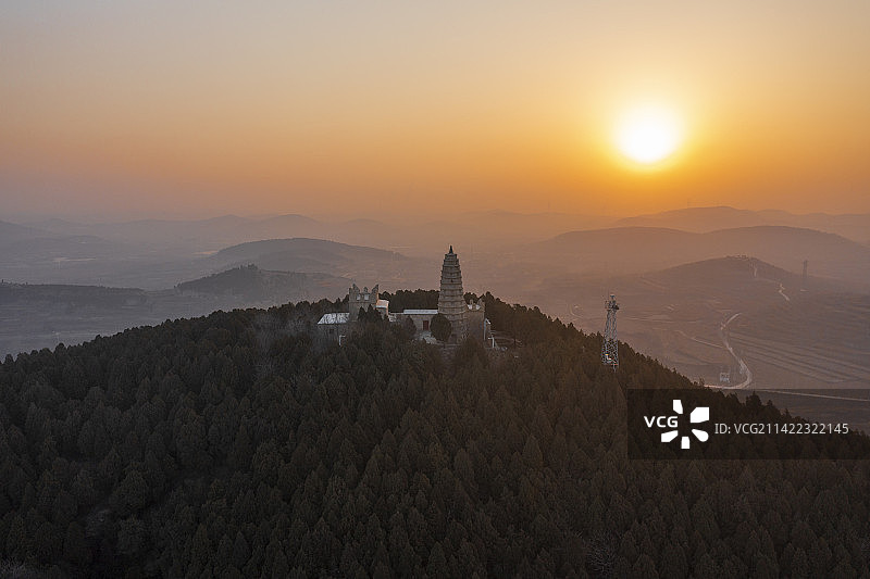 山东济南：航拍平阴县玫瑰镇翠屏山日出图片素材