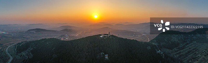山东济南：航拍平阴县玫瑰镇翠屏山日出图片素材