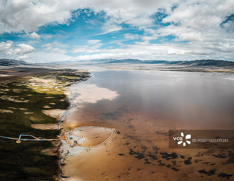 中国新疆哈密幻彩湖的风光图片素材