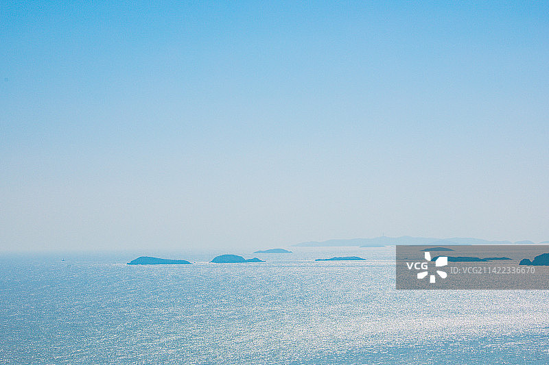 浙江省温州市洞头区七彩洞头村-蓝天映衬下的海湾和海岛图片素材