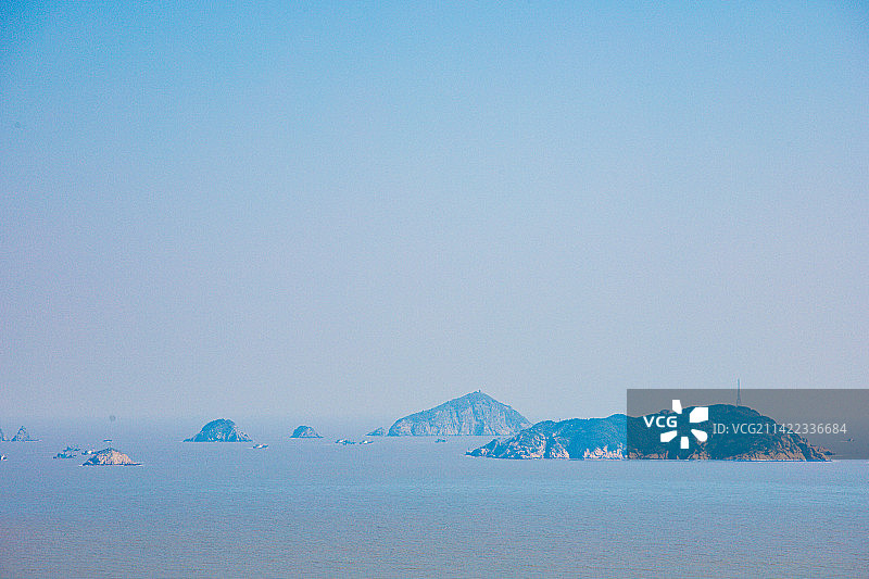 浙江省温州市洞头区七彩洞头村-蓝天映衬下的海湾和海岛图片素材