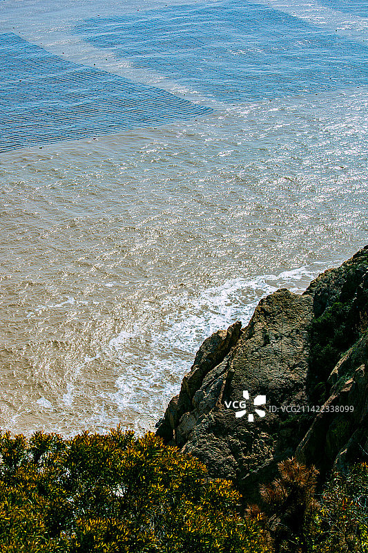 浙江省温州市洞头区洞头列岛-海滩岩石的高角度视图图片素材