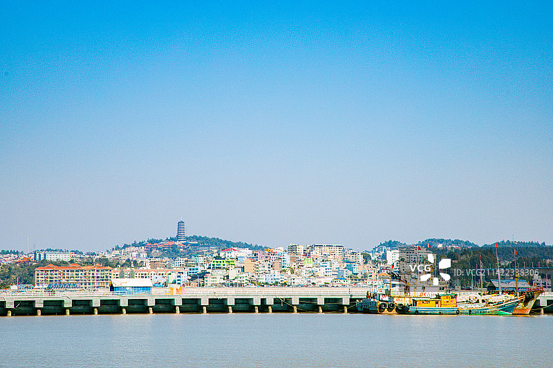浙江省温州市洞头区七彩洞头村-渔村风光与天际线图片素材