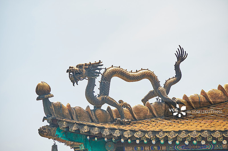须弥福寿之庙妙高庄严殿屋顶铜质鎏金行龙图片素材
