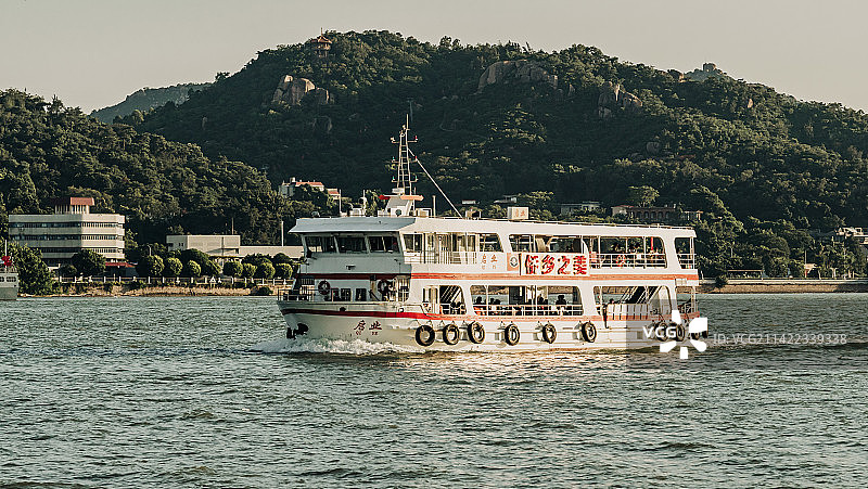正在航行的两岸渡轮图片素材