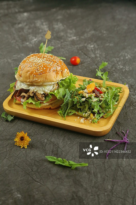 餐桌上食物的高角度视图图片素材