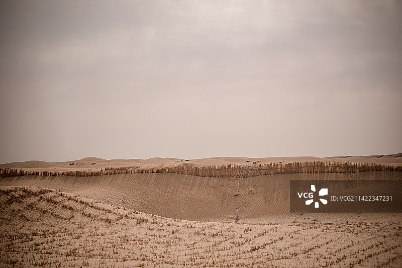 中国新疆沙漠西线公路的风光图片素材