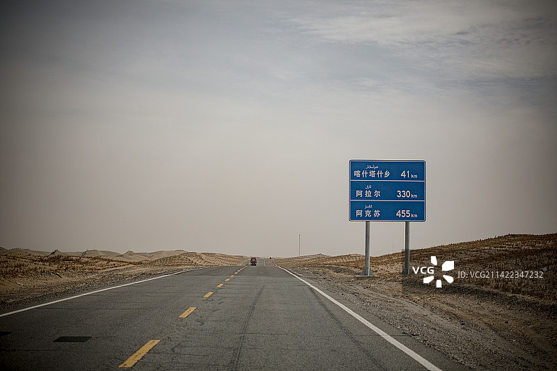 中国新疆沙漠西线公路的风光图片素材