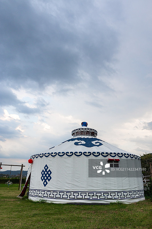 草地上的蒙古包外部图片素材