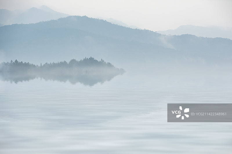 福建南平武夷山风光 晨雾 蓝调 静谧 背景 壁纸 湖 水面图片素材