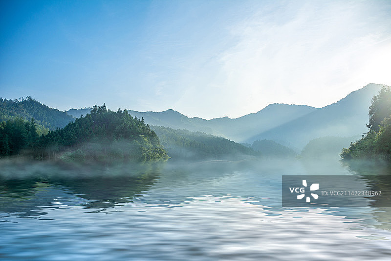 江西景德镇浮梁县山水风光  晨雾 蓝调 静谧 背景 壁纸 湖 水面图片素材