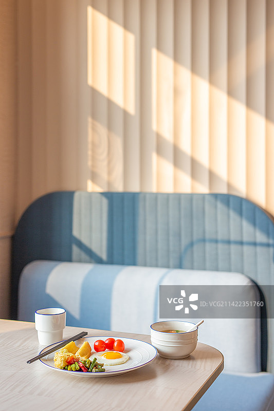 酒店餐厅桌上食物的特写镜头图片素材