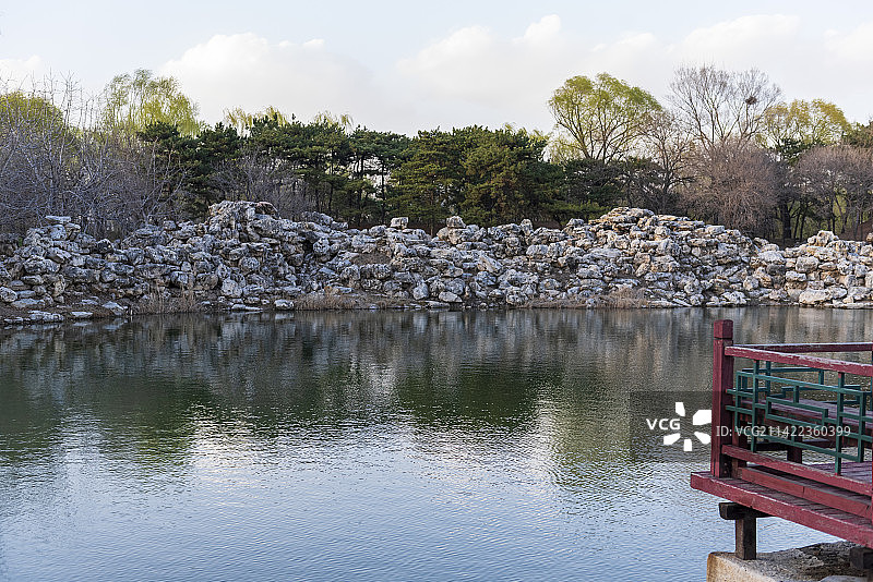 公园里湖水边古栈道风光图片素材